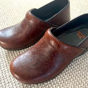 Excellent condition brown leather floral tooled Dansko XP clogs size 38